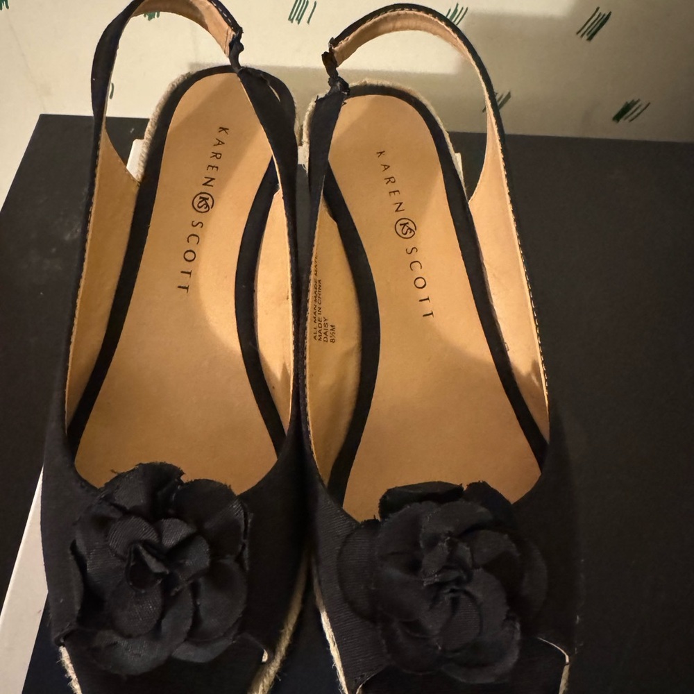 Karen Scott Black Women's Shoes with Floral Detail